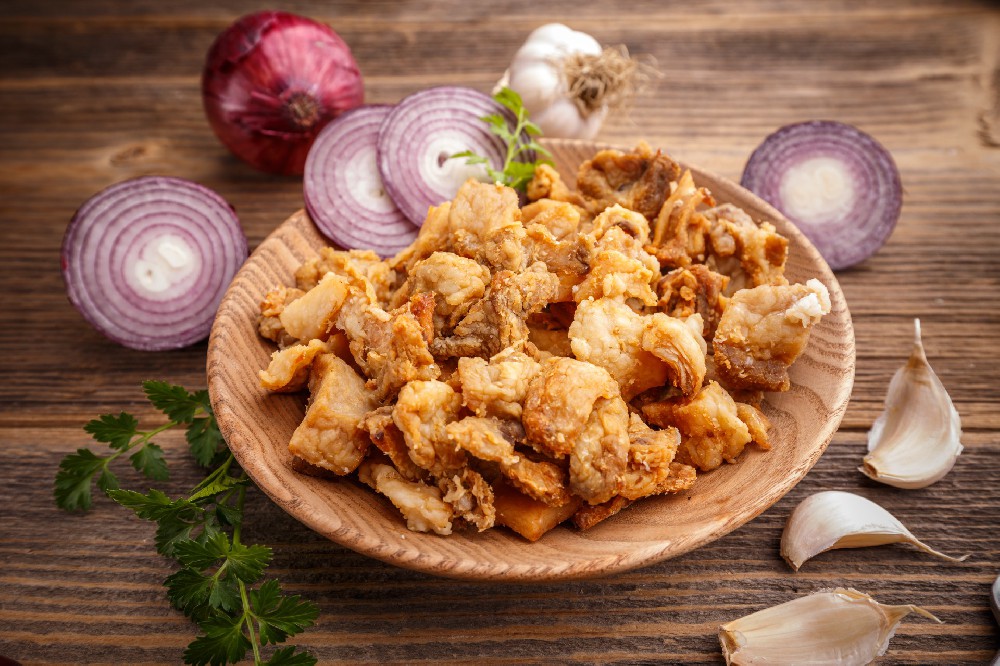 摄图网_326676878_烤猪绒猪肉润滑脂洋葱食物脆皮盘子小吃美食油炸(企业商用).jpg