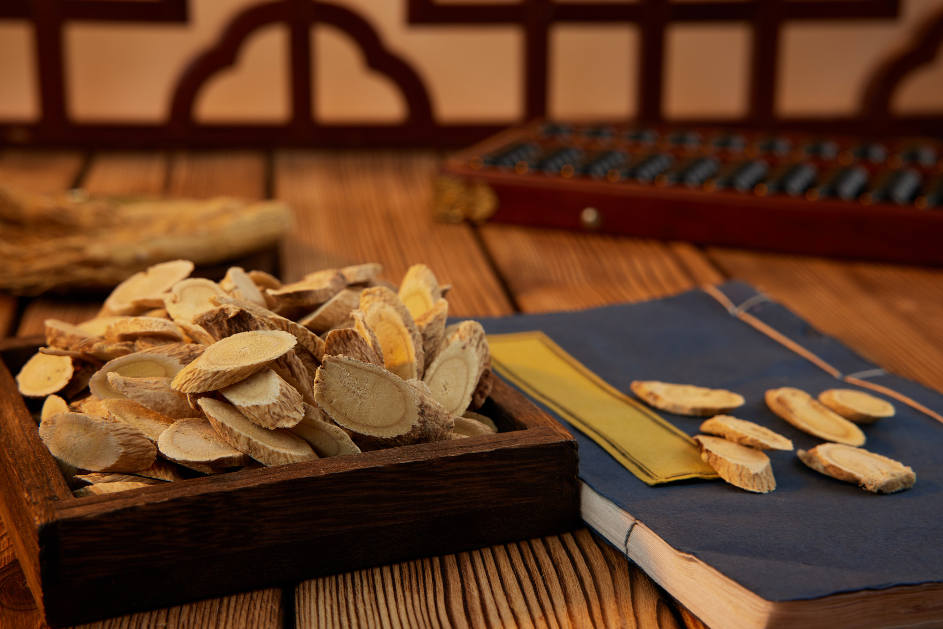 摄图网_507732050_banner_桌子上准备打包的中药材（企业商用）.jpg