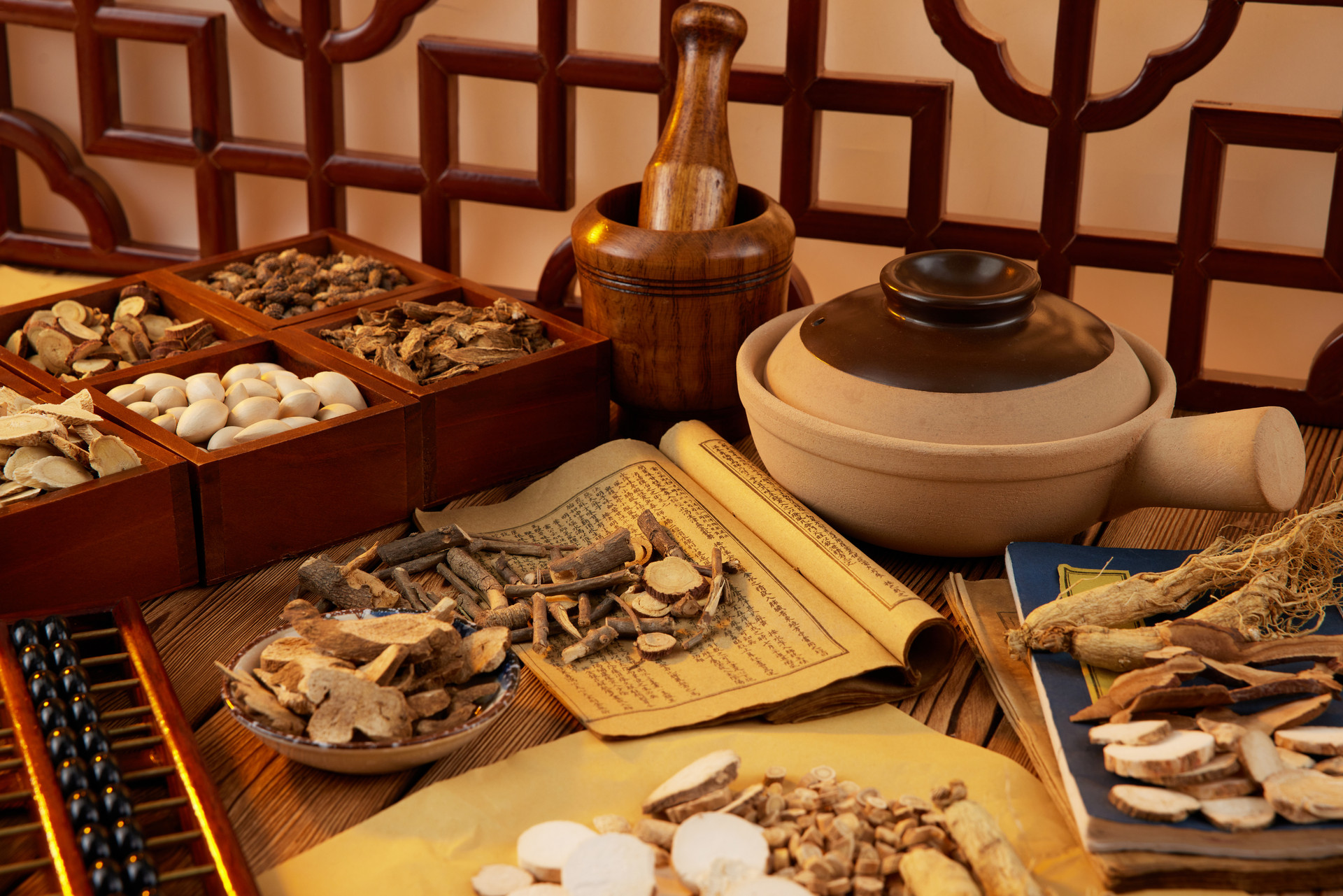 摄图网_507732131_banner_桌子上的中药和砂锅（企业商用）.jpg