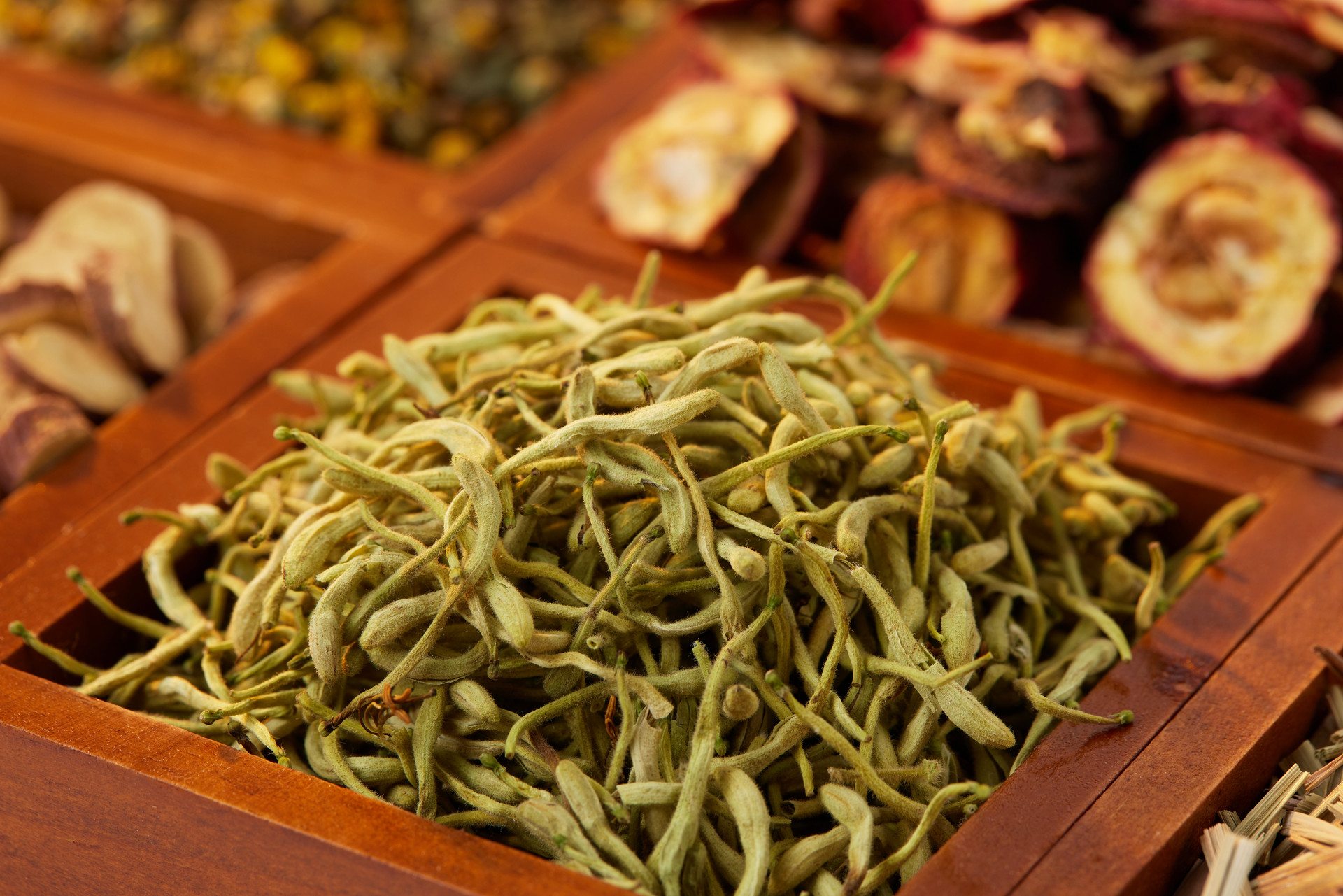 摄图网_507732097_banner_盒子里的中药材金银花（企业商用）.jpg