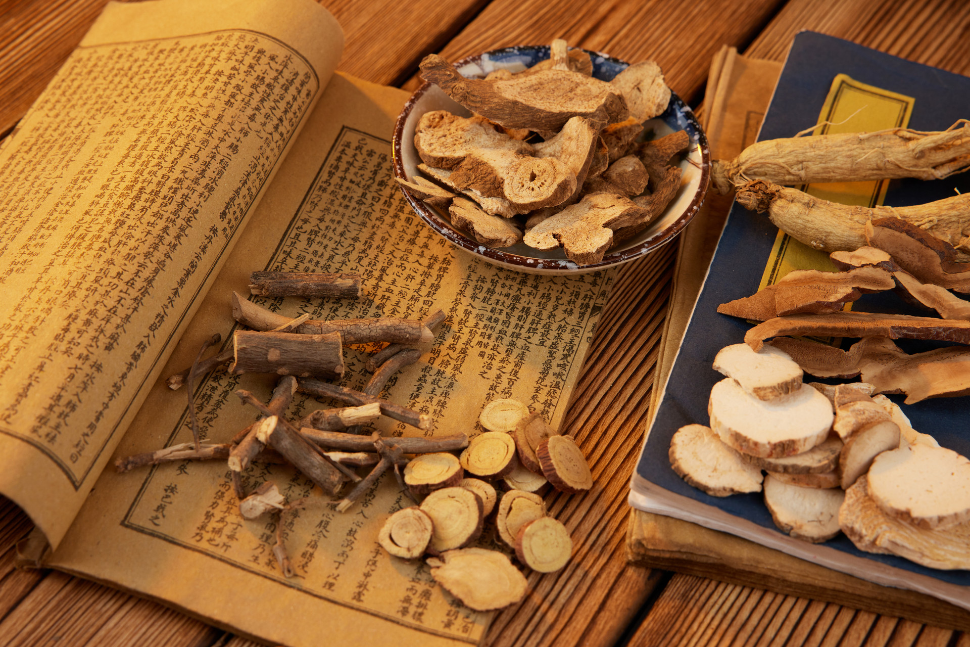 摄图网_507732064_banner_桌子上的古书和中药材（企业商用）.jpg