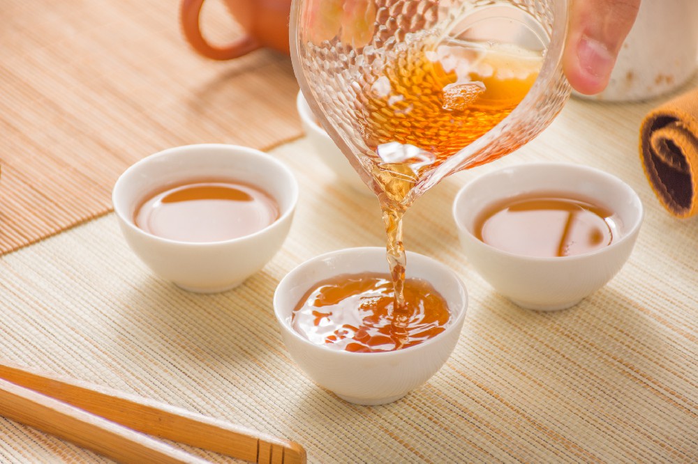 摄图网_500979193_banner_茶会上为茶客分茶（企业商用）.jpg