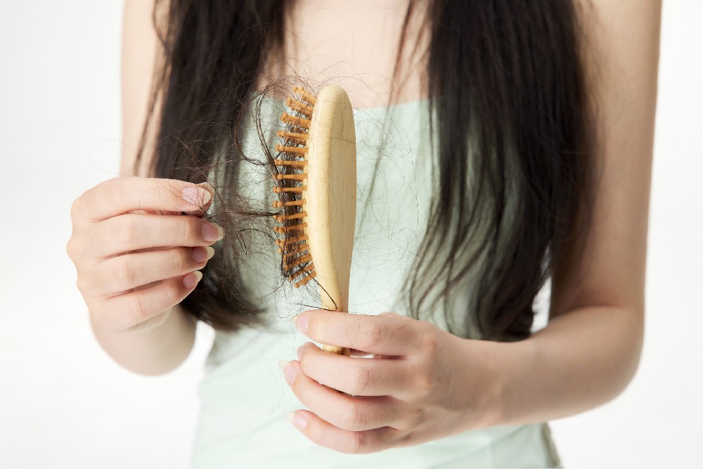 摄图网_507712223_banner_长发女性脱发困扰（企业商用）.jpg