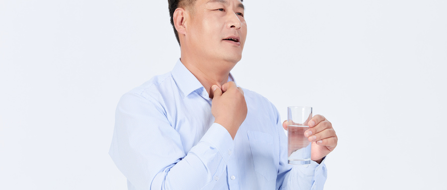 摄图网_501687679_wx_中年男人嗓子疼喝水（企业商用）.jpg