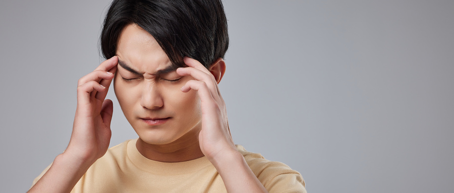 摄图网_501784542_wx_头疼的年轻男性（企业商用）.jpg